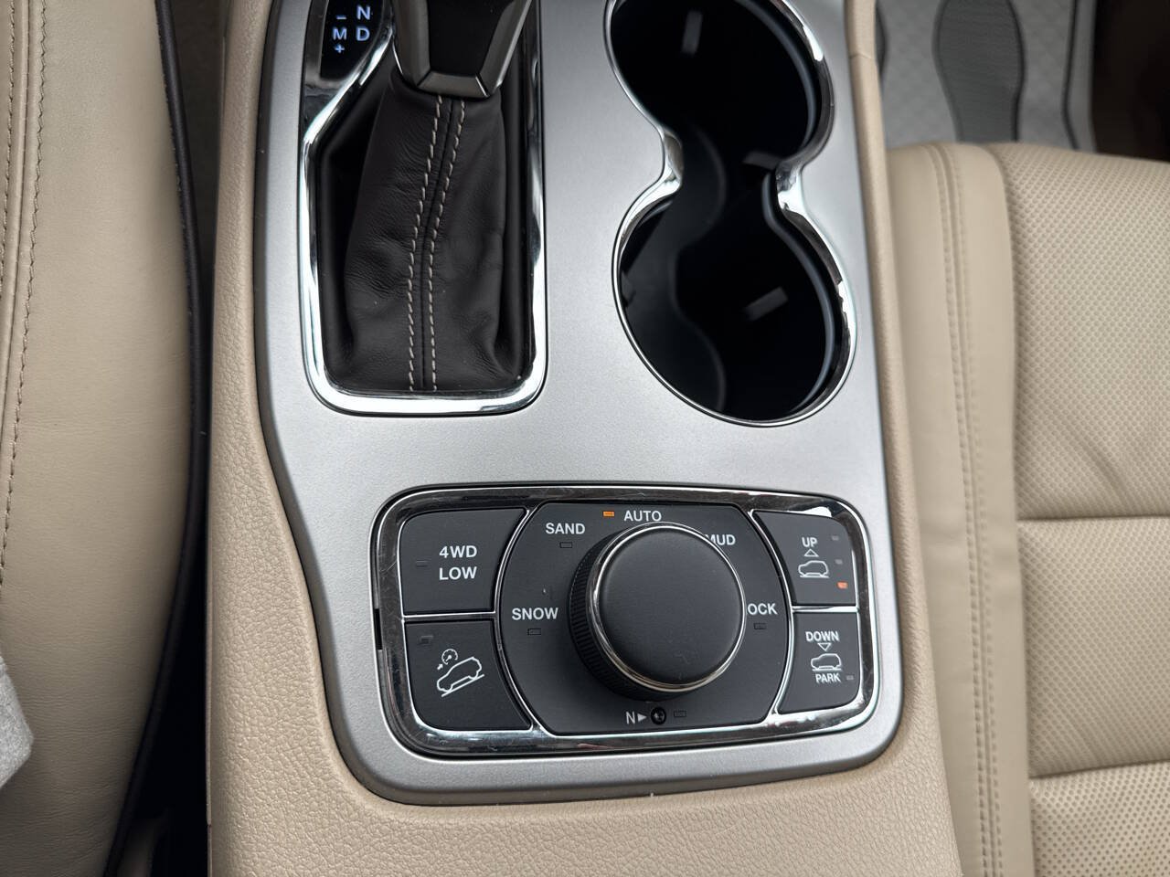 Used 2018 Jeep Grand Cherokee Overland AWD/4WD image 32