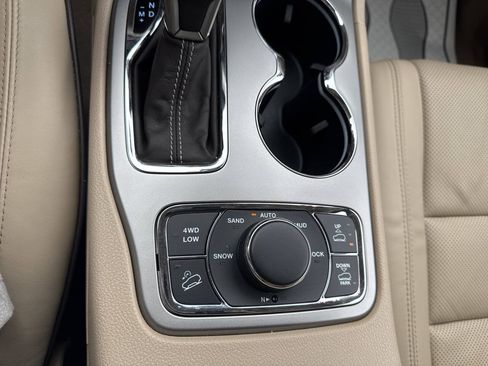 Used 2018 Jeep Grand Cherokee Overland AWD/4WD image 32