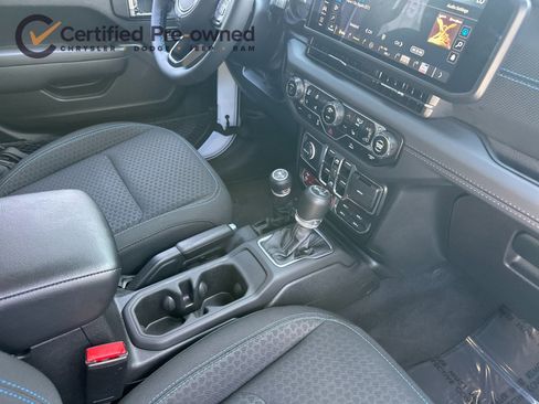 Certified 2025 Jeep Wrangler Unlimited Rubicon 4xe w/ Convenience Group AWD/4WD image 17