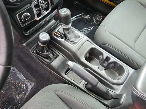 Used 2019 Jeep Wrangler Unlimited Sahara AWD/4WD image 31