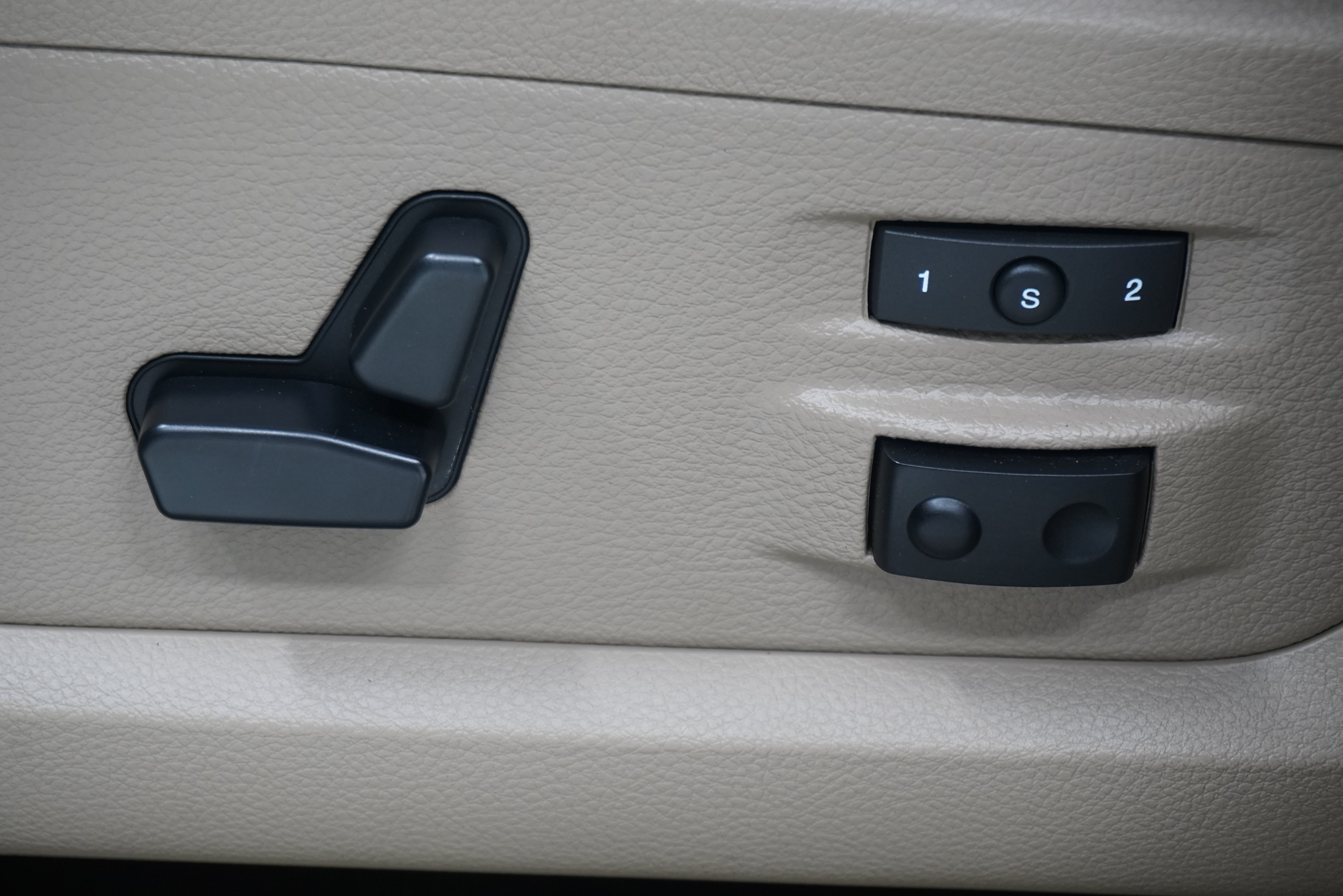 Used 2012 RAM 1500 Laramie RWD image 12