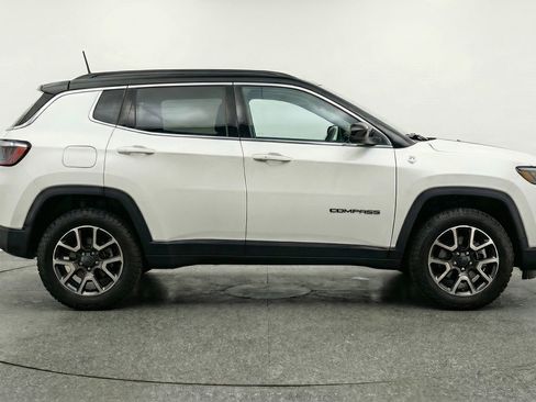 Used 2025 Jeep Compass Trailhawk w/ Trailer Tow Group AWD/4WD image 11