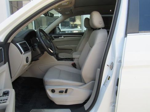 Used 2022 Volkswagen Atlas SE w/ Panoramic Sunroof Package image 12