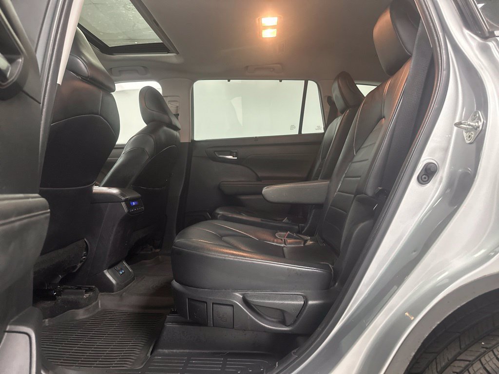 Used 2022 Toyota Highlander XLE FWD image 18