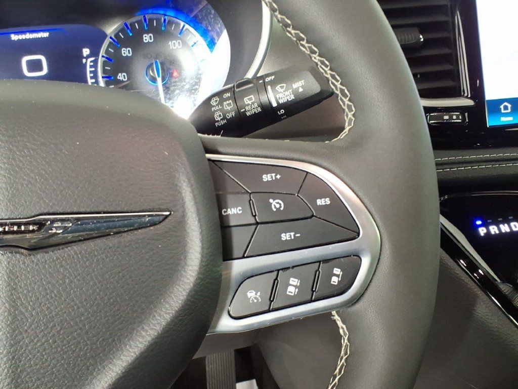 Used 2025 Chrysler Pacifica Select w/ Uconnect Theater Family Group FWD image 17