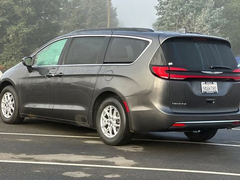 Used 2022 Chrysler Pacifica Touring-L image 6