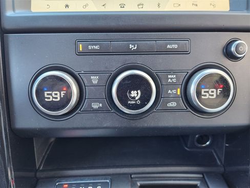 Used 2018 Land Rover Discovery SE image 18