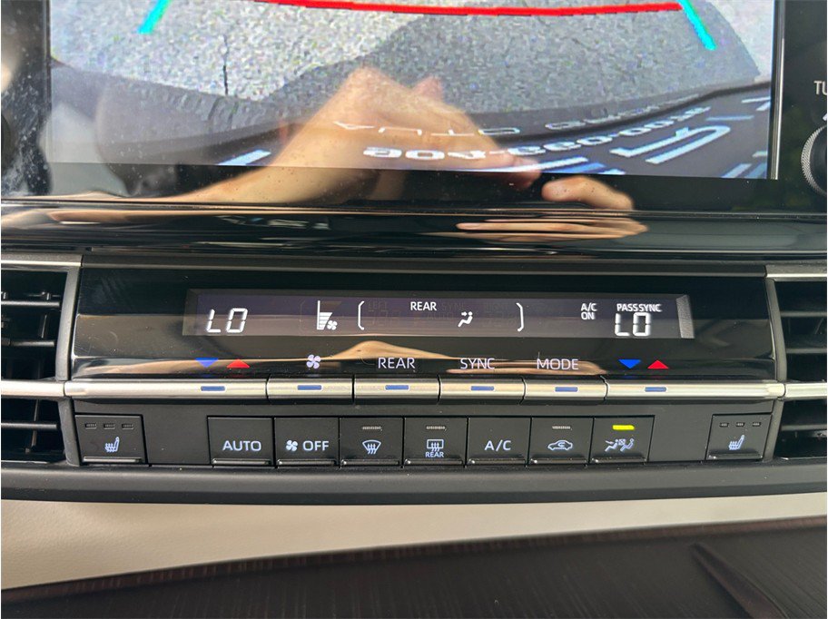 Used 2023 Toyota Sienna XLE FWD image 30