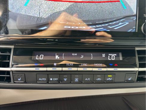 Used 2023 Toyota Sienna XLE FWD image 30