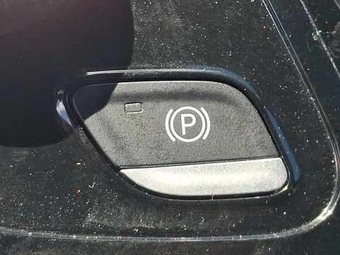 Used 2025 Chrysler Pacifica Limited FWD image 25