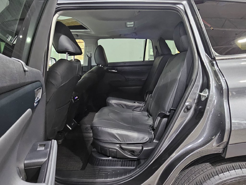 Used 2022 Toyota Highlander XLE AWD/4WD image 24