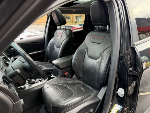 Used 2019 Jeep Cherokee Trailhawk image 26