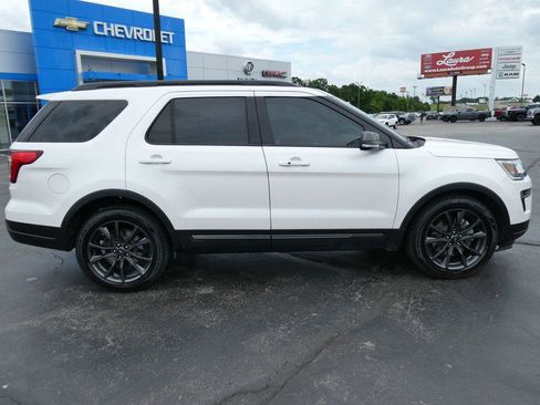 Used 2018 Ford Explorer XLT w/ Equipment Group 202A FWD image 4