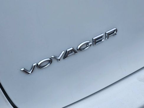 Used 2020 Chrysler Voyager L FWD image 11