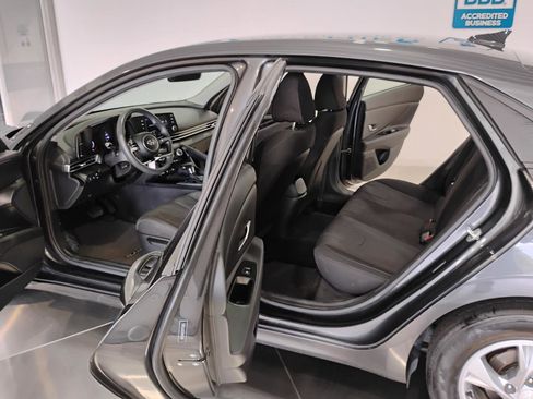 Used 2021 Hyundai Elantra SE FWD image 6