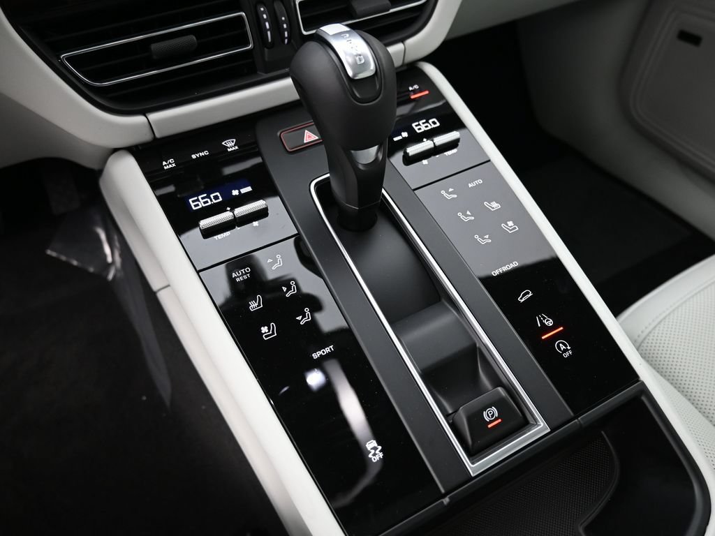 Certified 2026 Porsche Macan AWD/4WD image 24