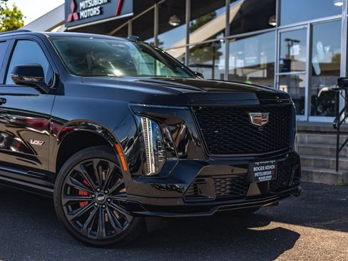 Used 2025 Cadillac Escalade V AWD/4WD image 3