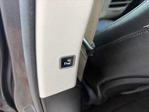 Used 2017 Chrysler Pacifica Touring-L FWD image 31