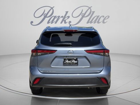 Used 2023 Toyota Highlander XLE FWD image 4