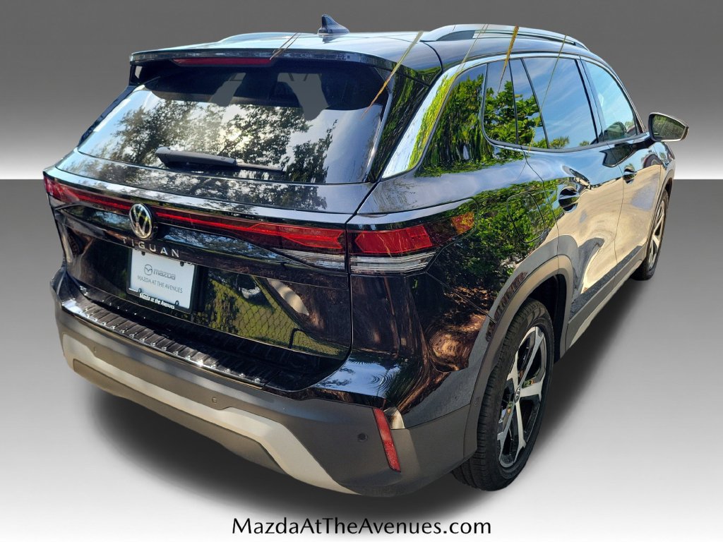 Used 2025 Volkswagen Tiguan SE FWD image 17