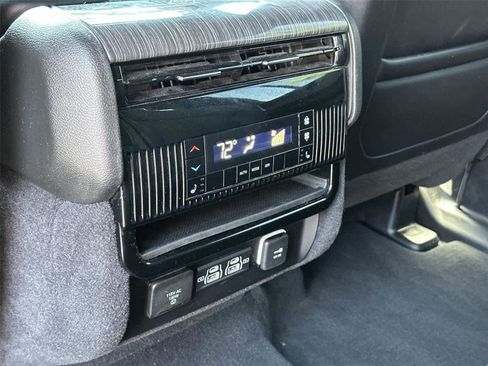 Used 2022 Jeep Wagoneer Series III AWD/4WD image 31