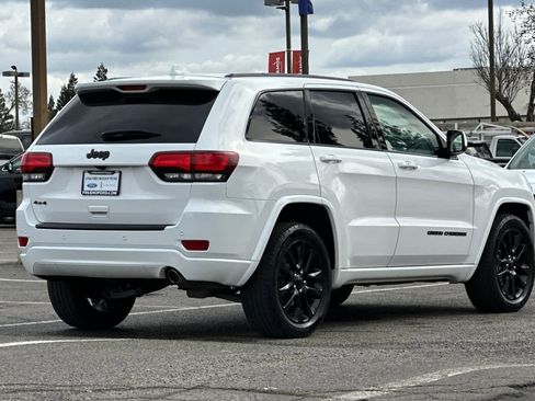 Used 2018 Jeep Grand Cherokee Altitude image 2