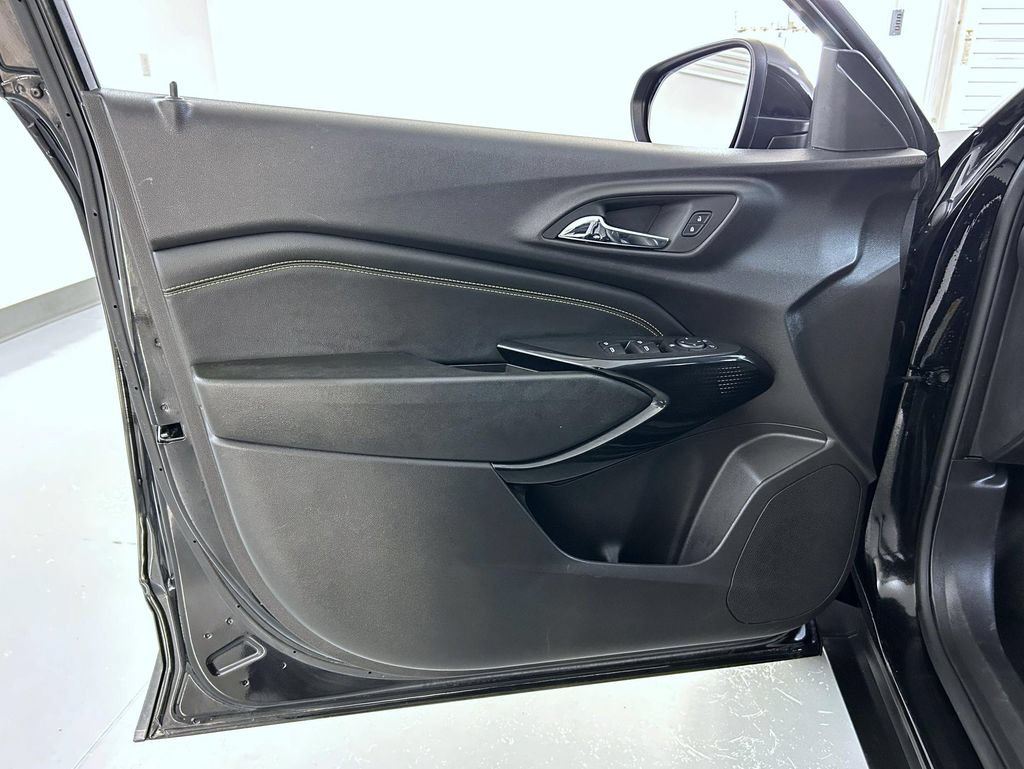 Used 2025 Chevrolet Trax LT FWD image 9