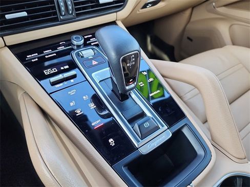 Used 2020 Porsche Cayenne Base image 25