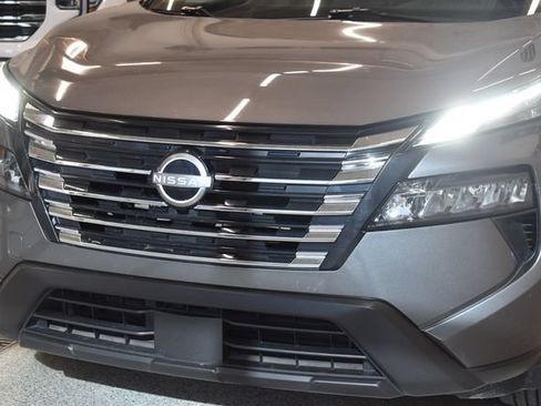 Used 2025 Nissan Rogue SV AWD/4WD image 14