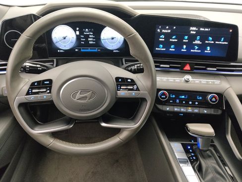 Used 2025 Hyundai Elantra SEL FWD image 22