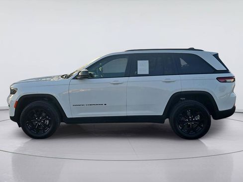 Used 2025 Jeep Grand Cherokee Altitude RWD image 2