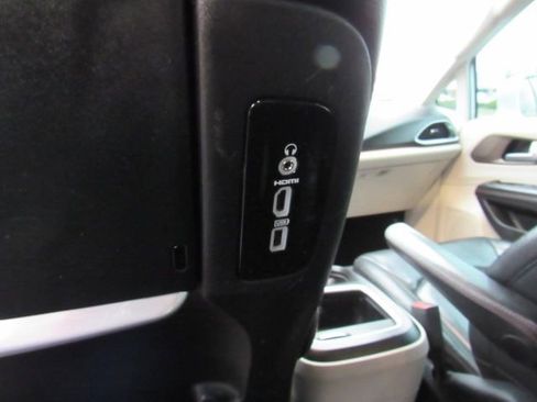 Used 2017 Chrysler Pacifica Touring-L Plus image 27