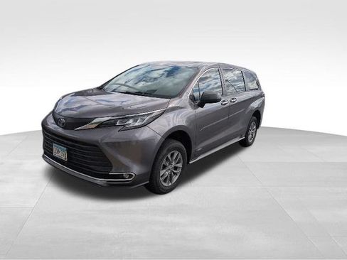 Used 2021 Toyota Sienna XLE AWD/4WD image 3