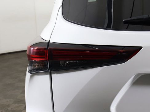 Used 2024 Toyota Highlander LE AWD/4WD image 14