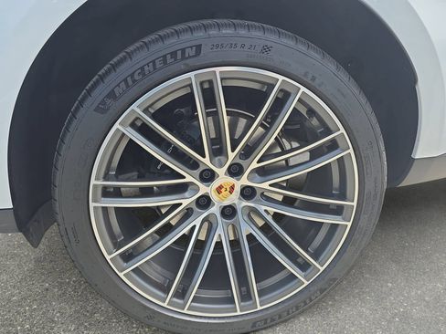 Used 2025 Porsche Macan AWD/4WD image 32