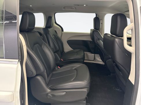 Used 2024 Chrysler Pacifica Limited FWD image 20
