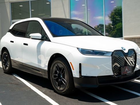 Used 2024 BMW iX xDrive50 w/ Premium Package AWD/4WD image 8