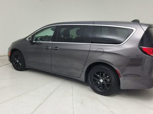 Used 2023 Chrysler Pacifica Touring-L FWD image 3