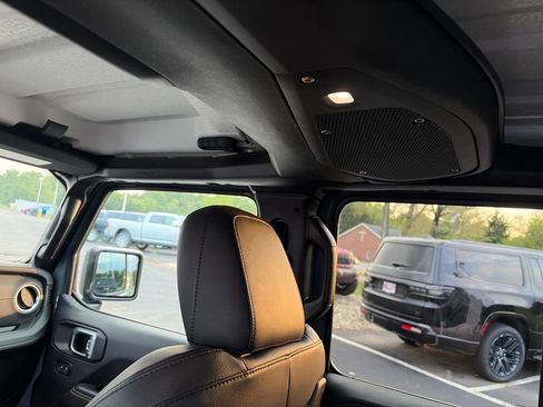 Certified 2025 Jeep Gladiator Sport AWD/4WD image 20