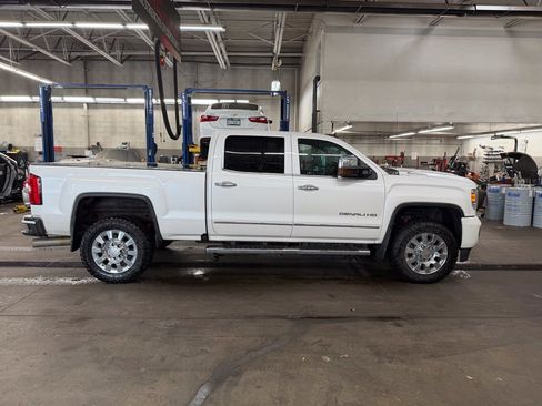 Used 2018 GMC Sierra 2500 Denali w/ Duramax Plus Package AWD/4WD image 4