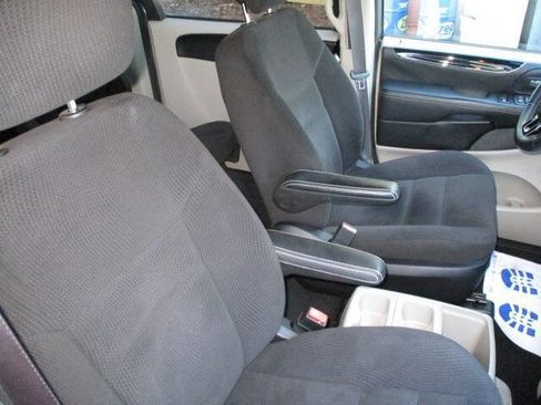 Used 2016 Dodge Grand Caravan SE image 18