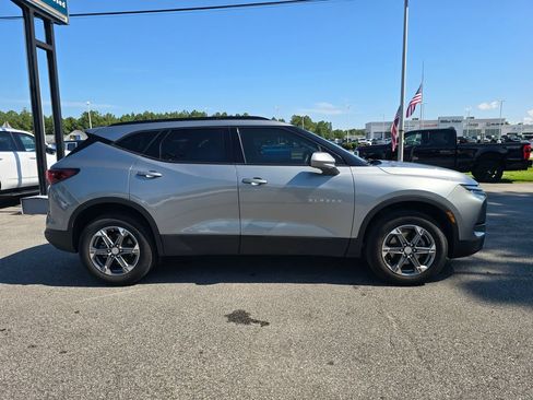 Used 2024 Chevrolet Blazer LT w/ Convenience Package FWD image 2