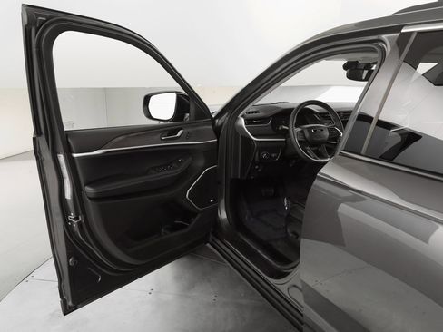 Certified 2022 Jeep Grand Cherokee Limited image 17