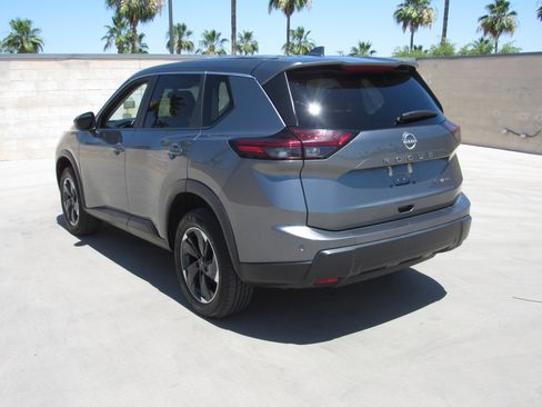 Used 2024 Nissan Rogue SV AWD/4WD image 6