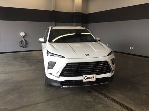 Used 2025 Buick Enclave Preferred image 3