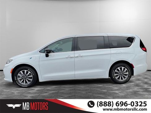 Used 2024 Chrysler Pacifica Select image 9