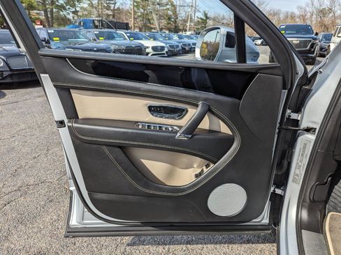 Used 2018 Bentley Bentayga Onyx Edition image 11