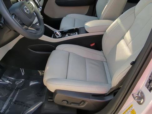 Used 2022 Volvo XC40 T4 Inscription w/ Advanced Package image 17