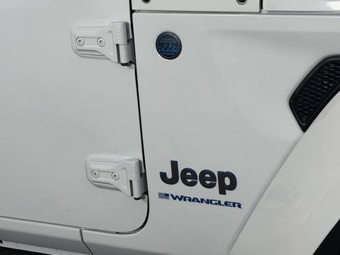 Used 2025 Jeep Wrangler Unlimited Sahara w/ Safety Group AWD/4WD image 13