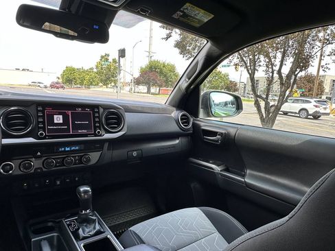 Used 2022 Toyota Tacoma TRD Off-Road w/ Technology Package AWD/4WD image 27